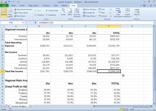 Utilice las barras de desplazamiento para navegar a partes invisibles de una hoja de cálculo de Excel 2010.