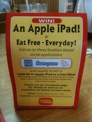 Una carpa de mesa en la cadena de restaurantes de Golden Corral anima a los clientes hacer el check in para ganar un iPad