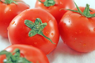 Gotas de agua sobre los tomates ayudan a que se vean frescos. [Crédito: Distancia focal: 55 mm, Velocidad de obturación: 1