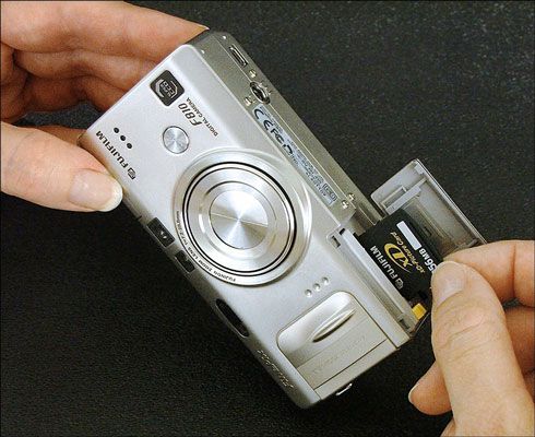 Inserte su tarjeta de memoria en (o eliminarlo de) la cámara digital.